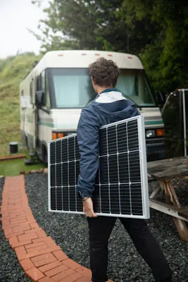 man med solpanel